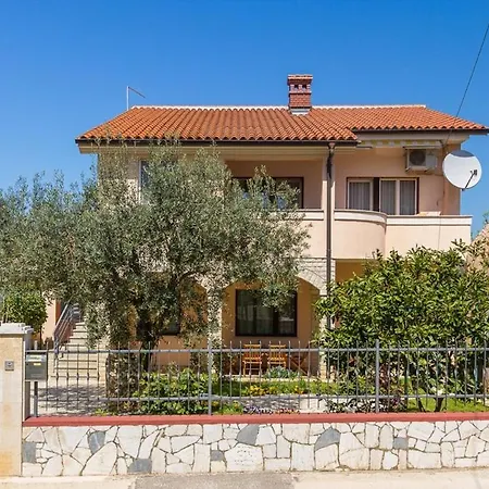 Ljuba דירה פולה